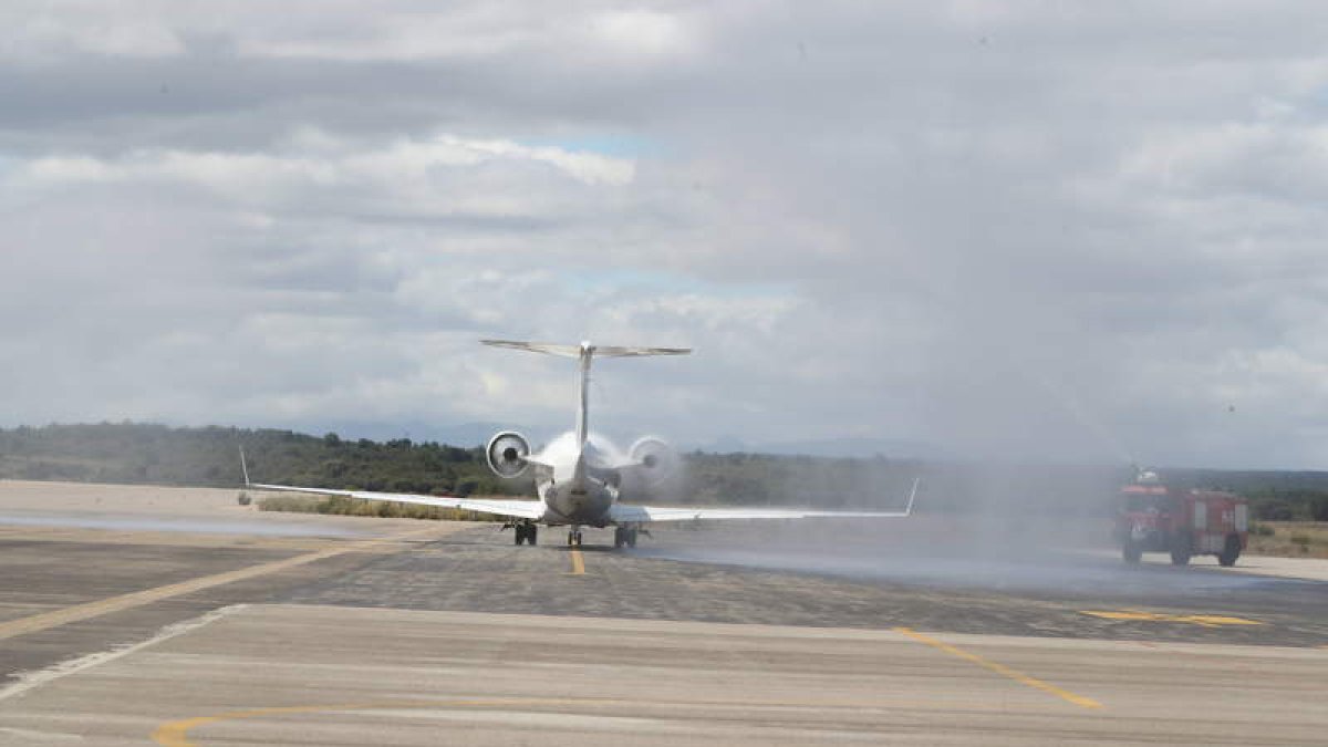 Un avión durante su despegue en el Aeropuerto de León en imagen de archivo. RAMIRO