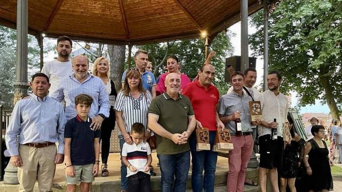 Foto de familia con los ganadores de los distintos concursos organizados. DL