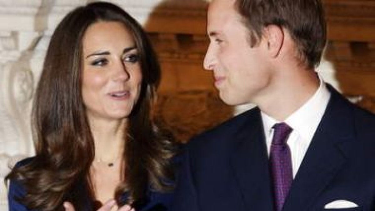 El príncipe Guillermo y Kate Middleton posan para los fotógrafos en una imagen de archivo.