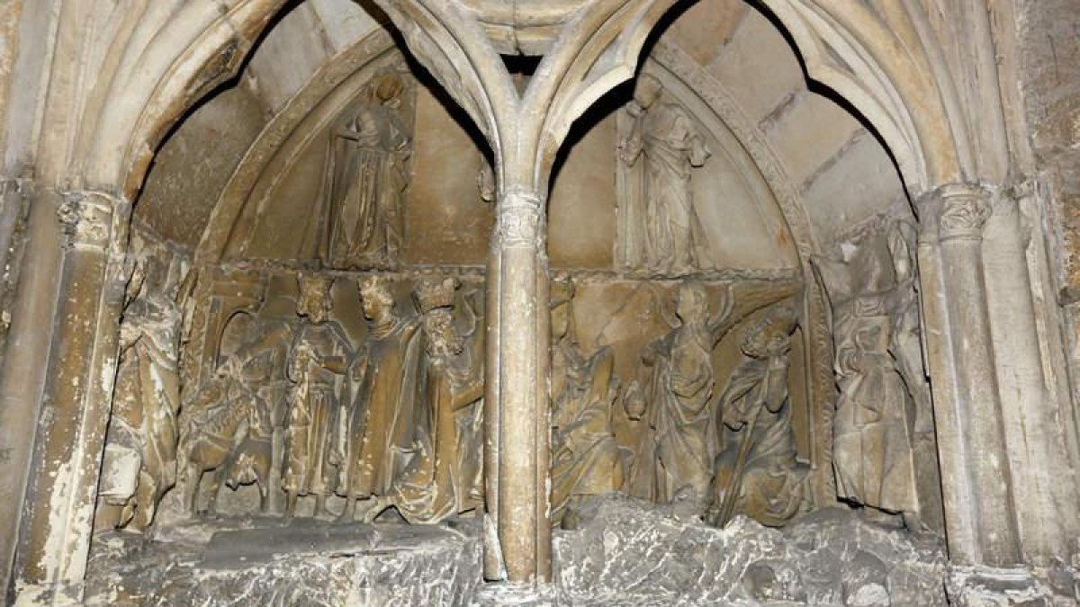 Uno de los primeros relieves que descansan en el claustro catedralicio representa a los magos de Oriente, obra que estuvo tapiada hasta el siglo XIX.