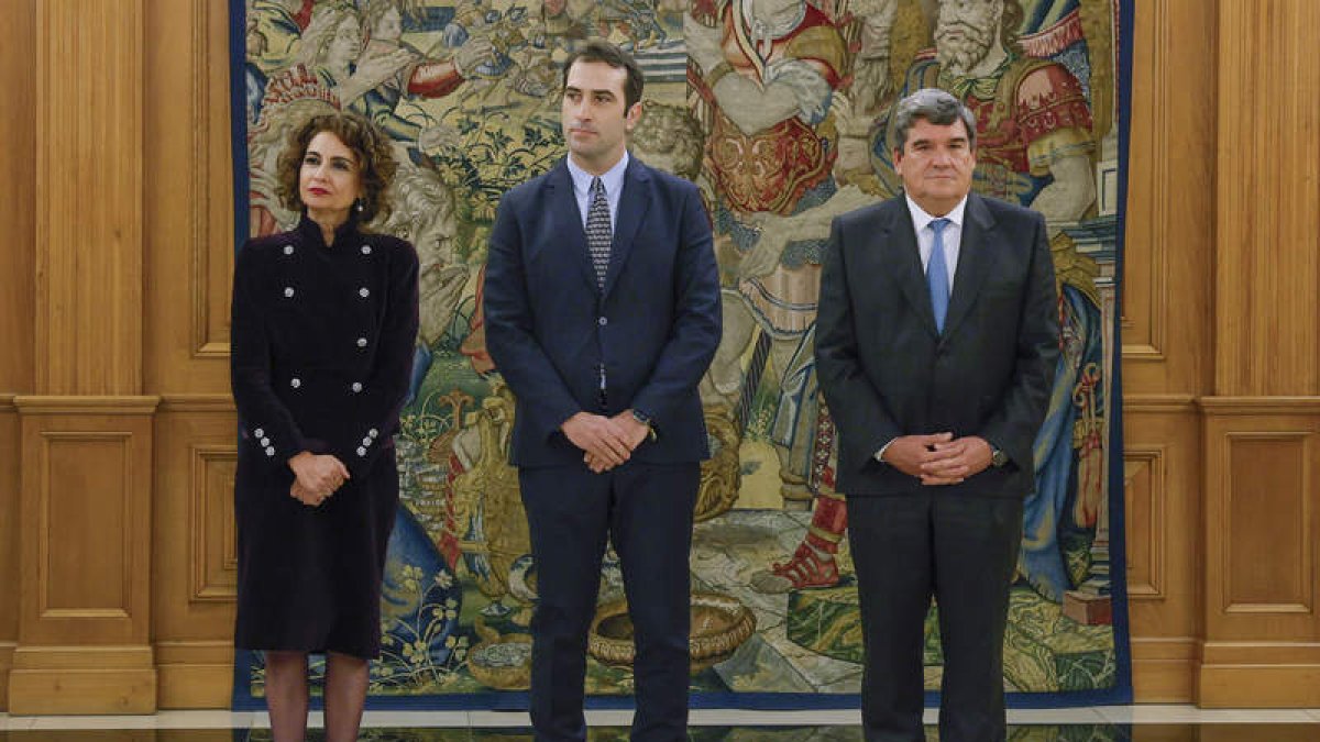 El nuevo ministro de Economía, Carlos Cuerpo, junto a Montero y Escrivá. BALLESTEROS