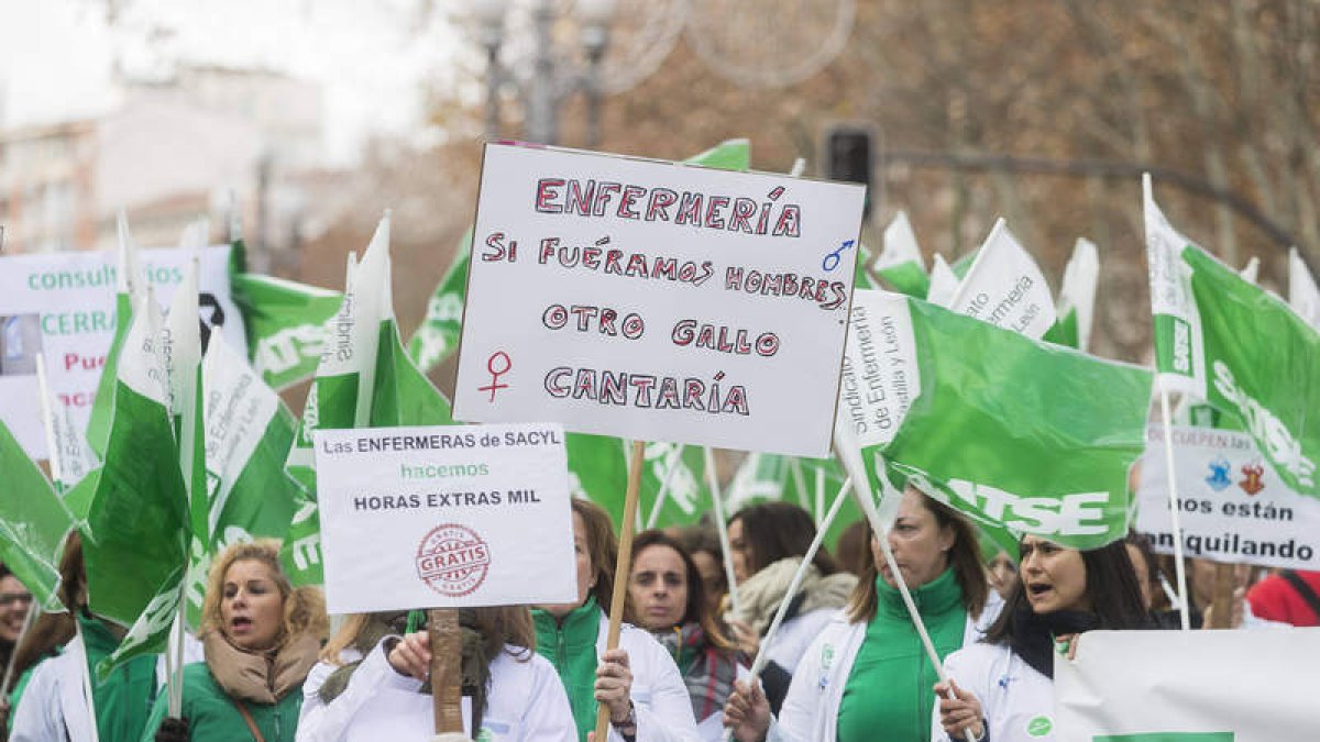 Los enfermeros en una concentración ante la Consejería de Sanidad en Valladolid. DOS SANTOS