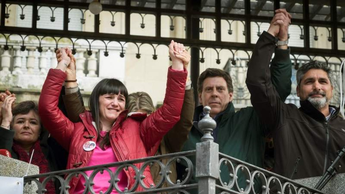 Los padres de asesinados en el acto de Huelva en defensa de la prisión permanente. JULIÁN PÉREZ