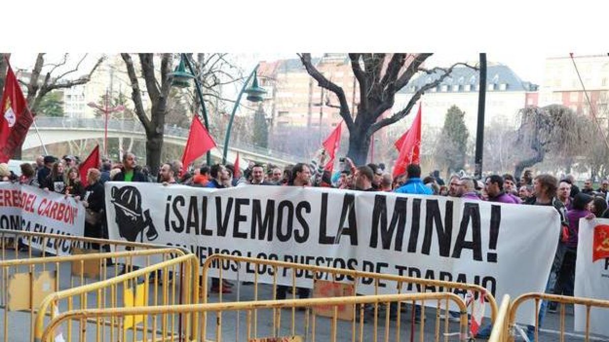 Los trabajadores de la Vasco protestan ante la sede del PP leonés