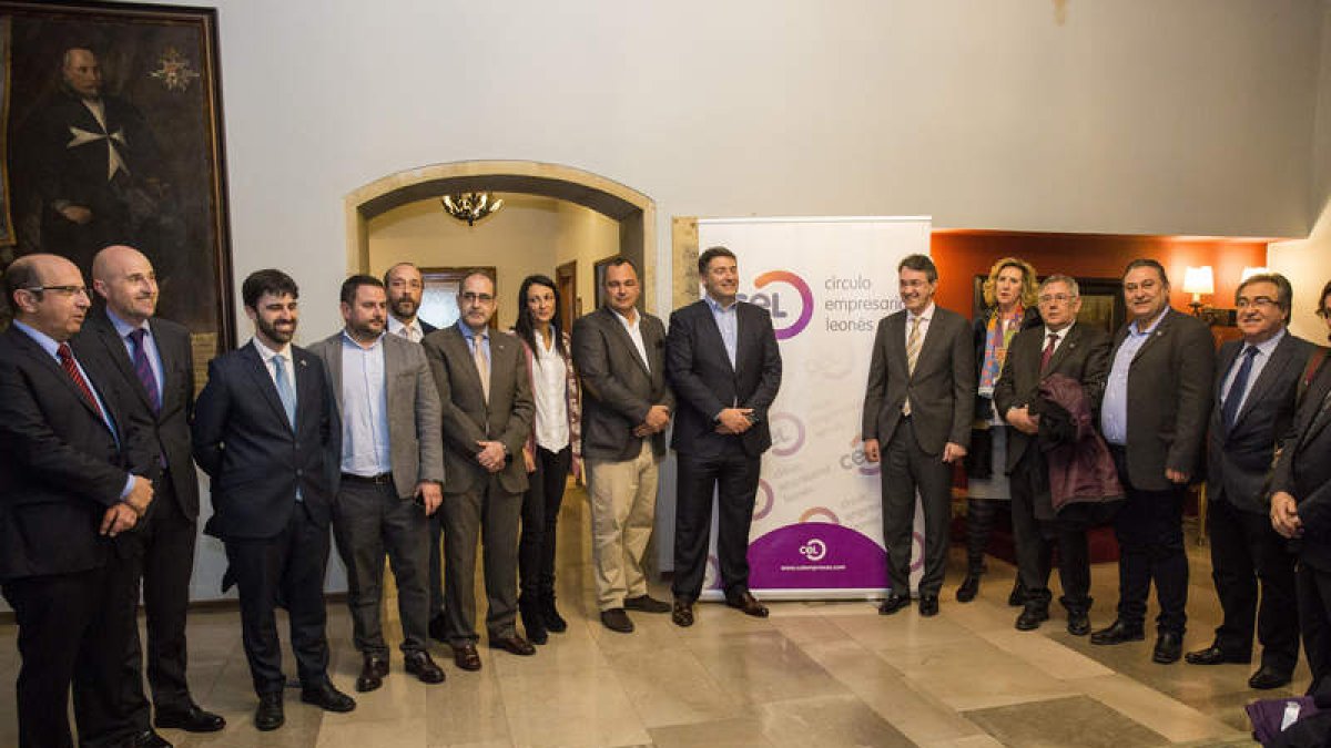 Majo en una imagen de familia con la directiva del CEL antes del almuerzo. F. OTERO PERANDONES