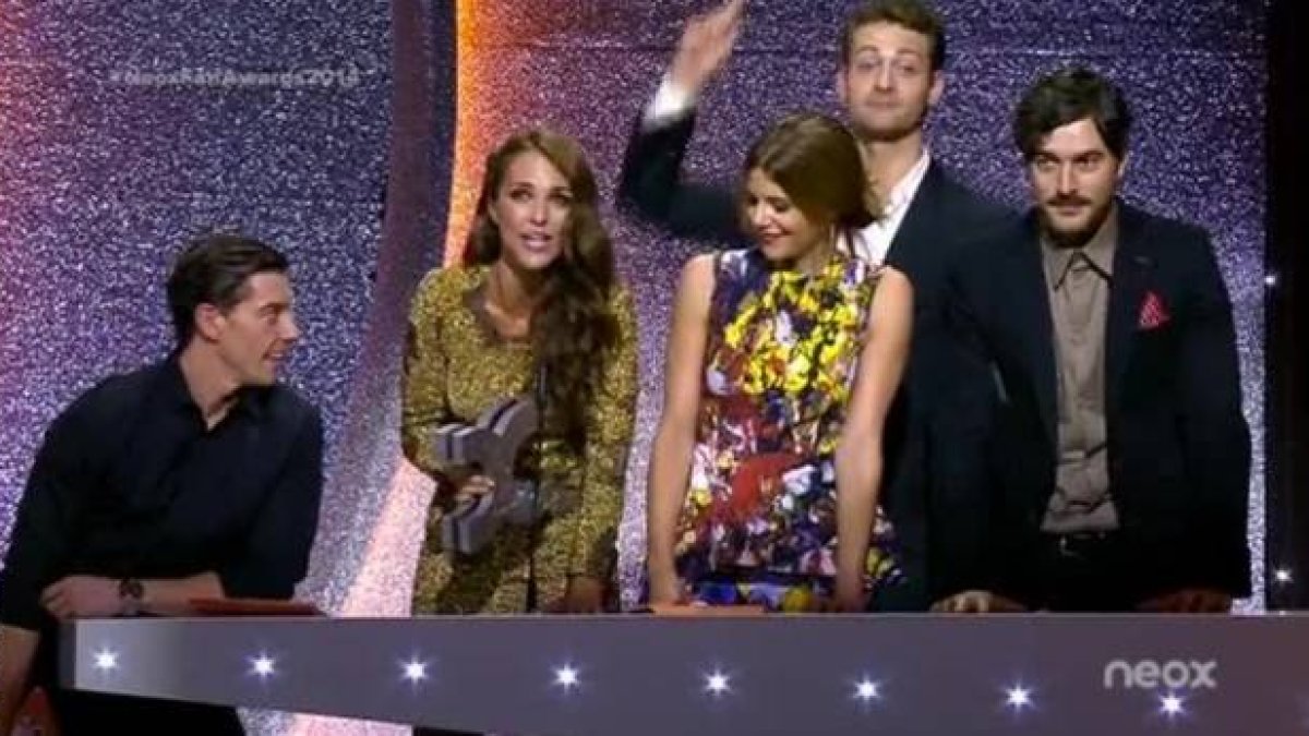 Los actors de Velvet reciben el premio para la serie en los Neox Fan Awards.