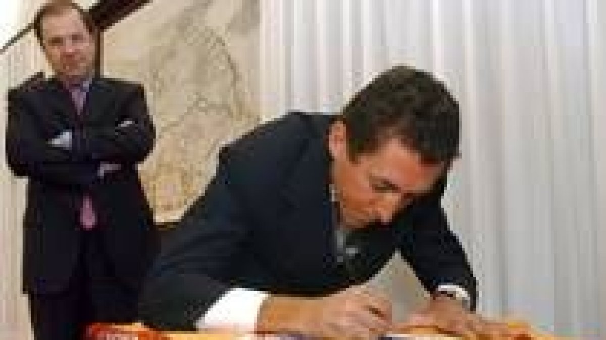 Roberto Heras firma su jersey oro en presencia del presidente de la Junta, Juan Vicente Herrera
