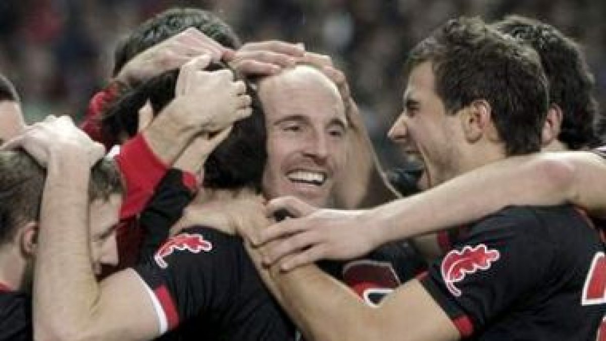 Toquero celebra con sus compañeros uno de sus dos goles.