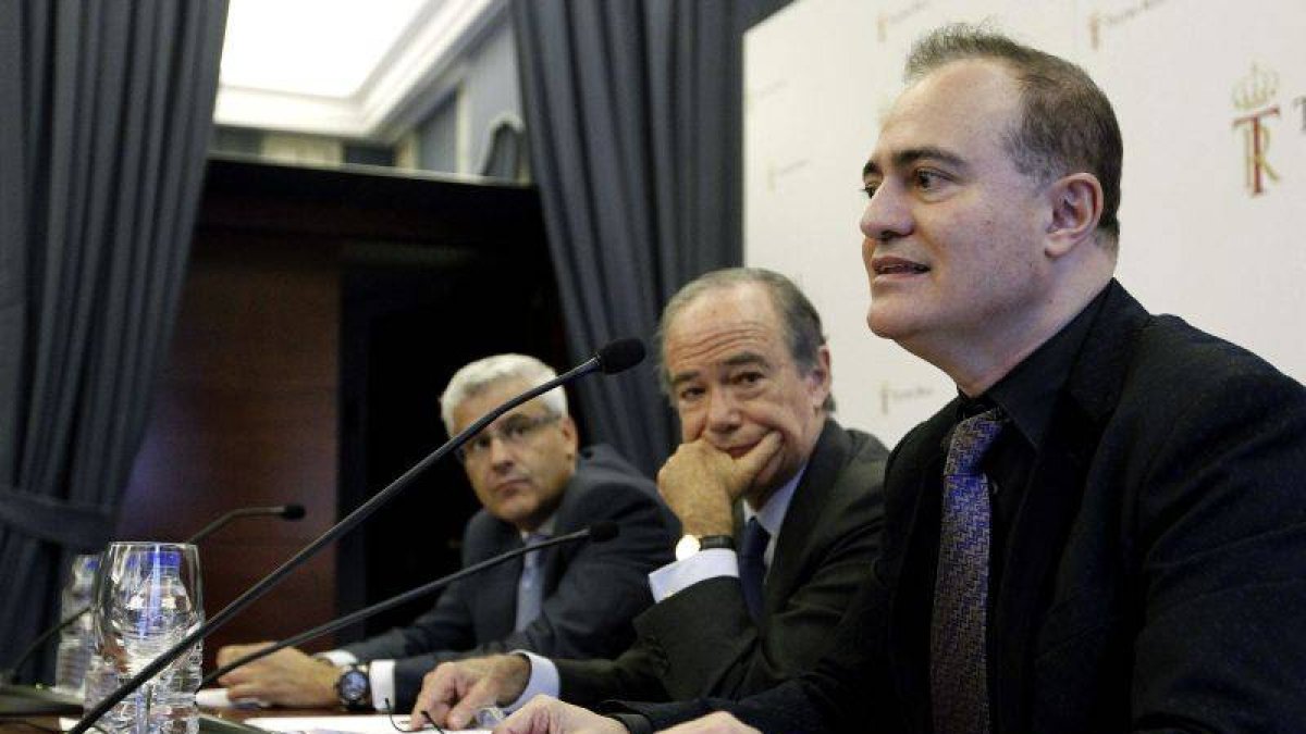 El director general del Teatro Real, Ignacio García Belenguer (i) y el presidente del Patronato del Teatro Real, Gregorio Marañón (c), durante la presentación oficial del nuevo intendente del coliseo, Joan Matabosch (d).