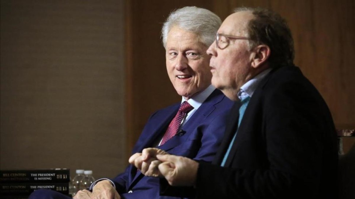 Bill Clinton y James Patterson, durante una rueda de prensa promocional, este lunes en Nueva York.