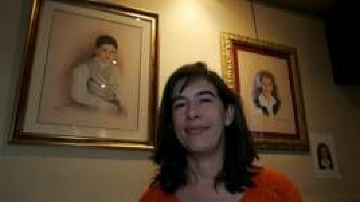 Ana Campesino posa delante de dos retratos de niños