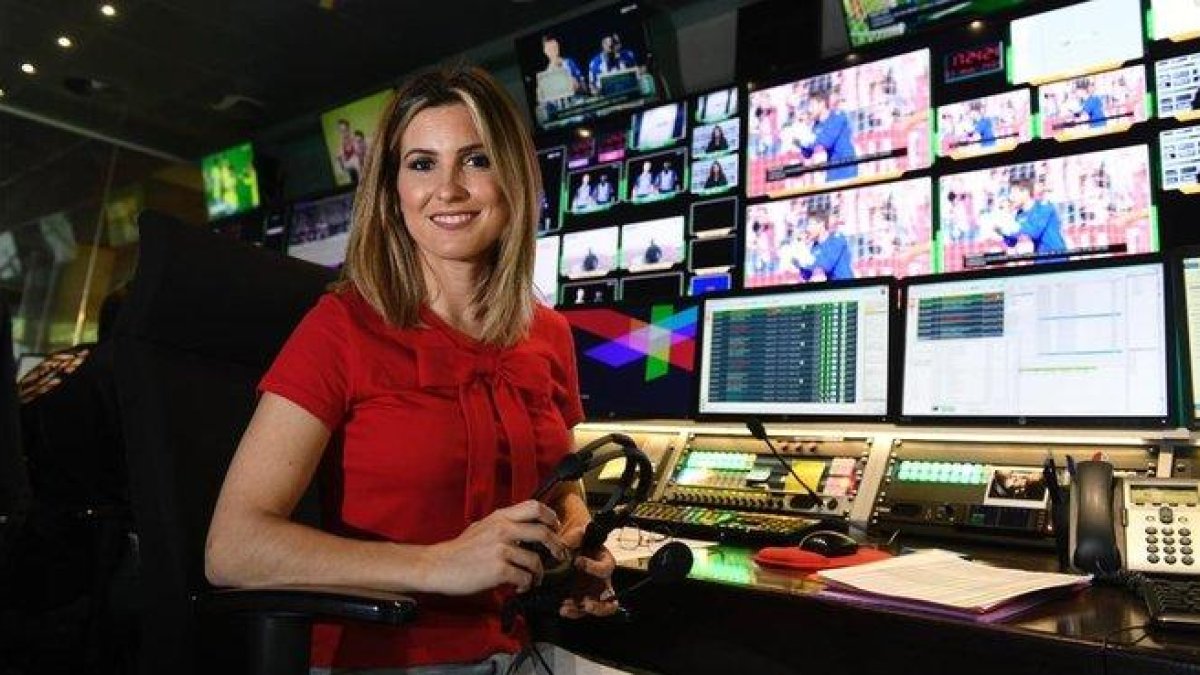 La periodista Danae Boronat, rimera mujer que transmite un partido de fútbol en la tele.