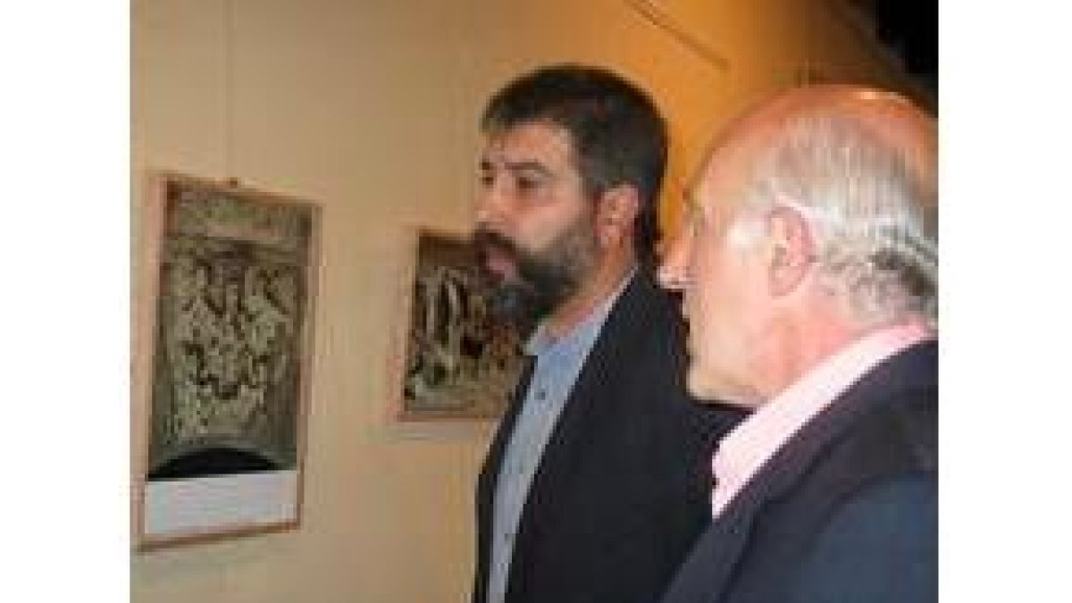 El artista, con el alcalde de Villablino, Guillermo Murias