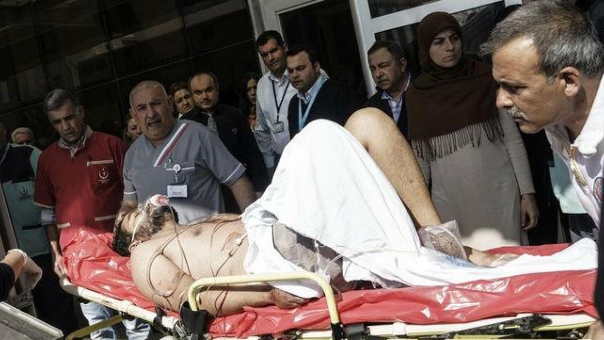 Médicos turcos trasladan a un herido sirio a un hospital en Kilis (Turquía), este lunes.