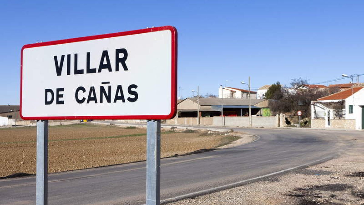 Un cartel indica la llegada a Villar de Cañas.