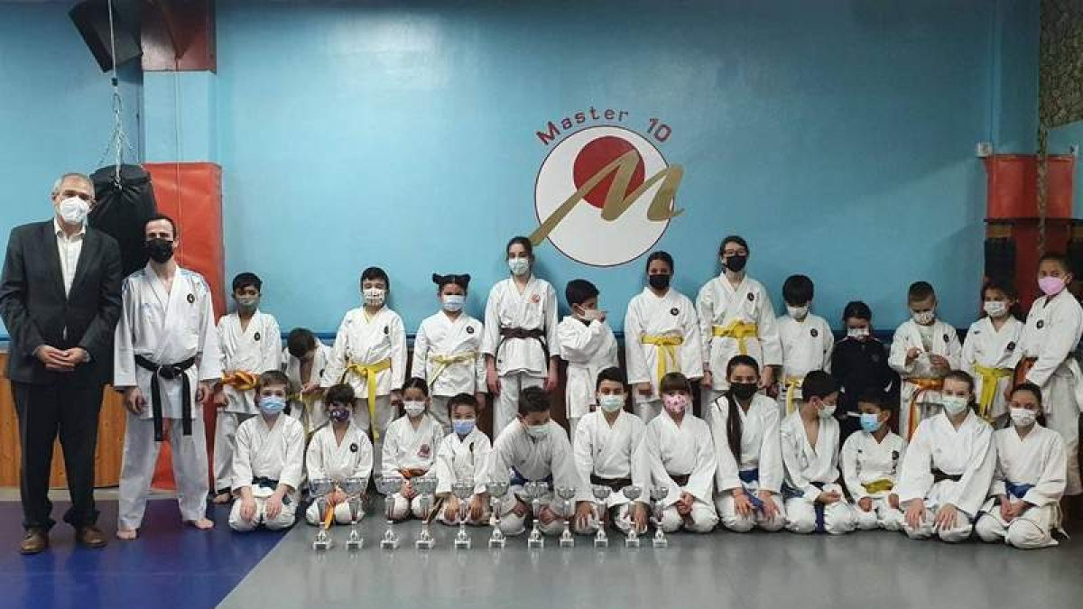 Jóvenes karatecas leoneses pertenecientes al Gimnasio Máster 10. DL