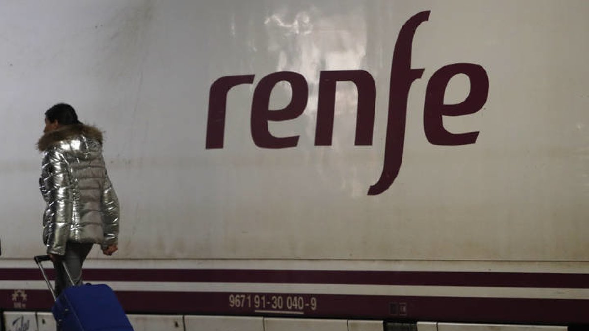Una viajera se dispone a subir a uno de los trenes del 'cambiazo' de Renfe en el estación de León. JESÚS F. SALVADORES