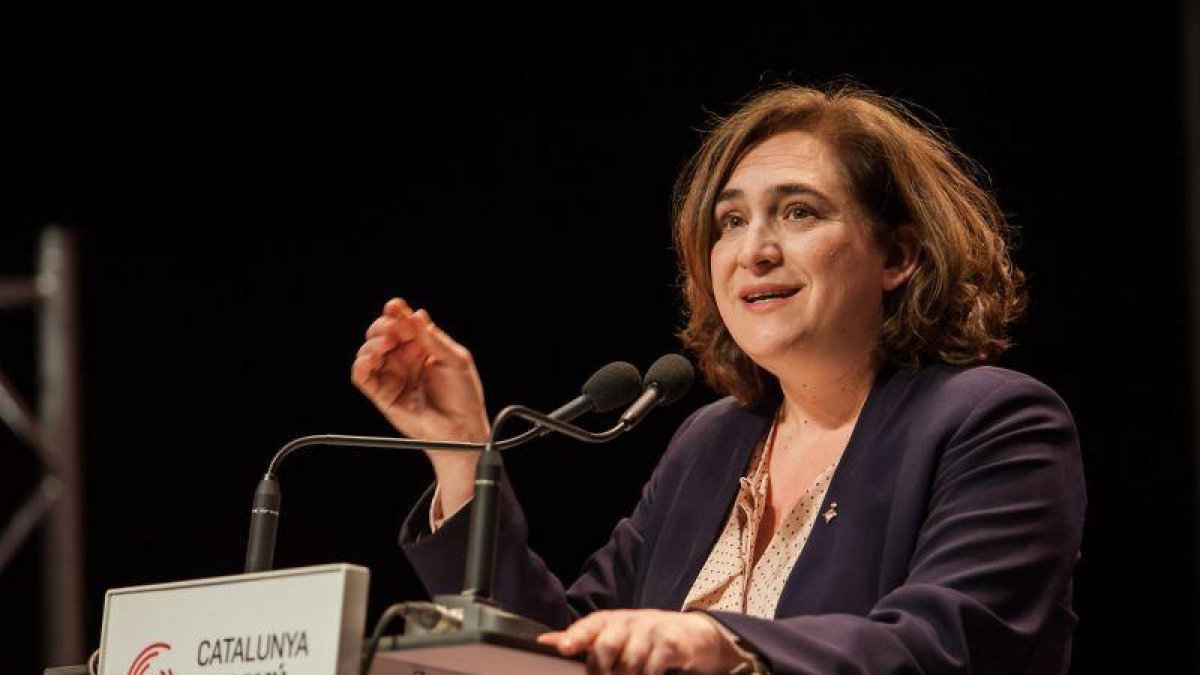 Ada Colau cree que lo lógico es que quién opte a presidir de la Generalitat esté en Cataluña.