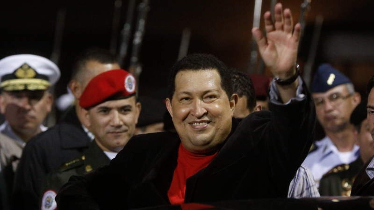 El presidente Hugo Chávez saluda a su llegada a Venezuela.