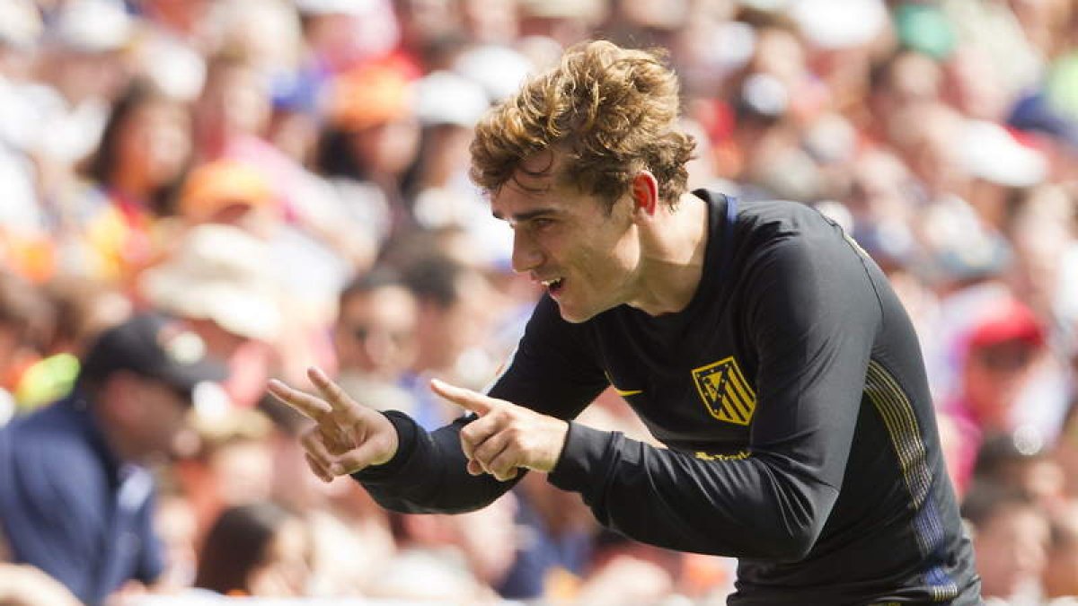 Antoine Griezmann, que falló un penalti, celebra el gol conseguido frente al Valencia, el primero del Atlético. MIGUEL ÁNGEL POLO