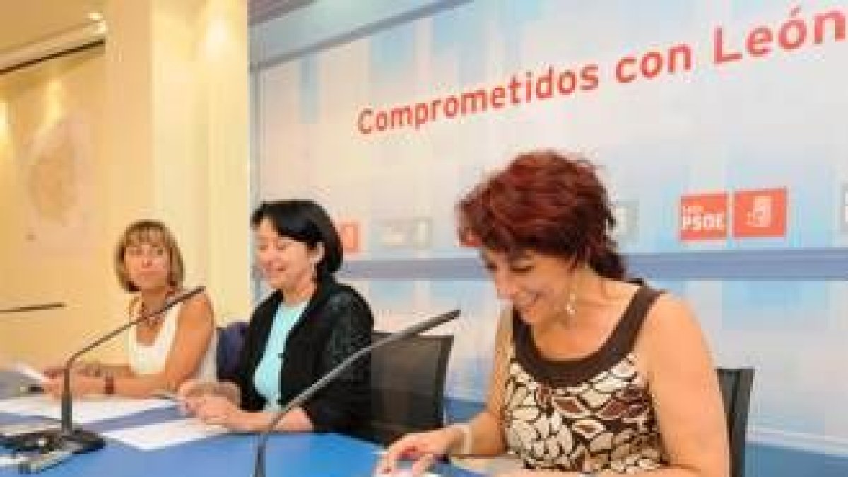 Inmaculada Larrauri, Ángela Marqués y Victorina Alonso, en la rueda de prensa de ayer
