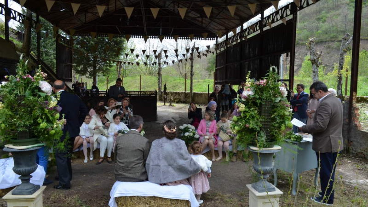 Los novios, procedentes de Huelva, se casaron por lo civil. CASTRO