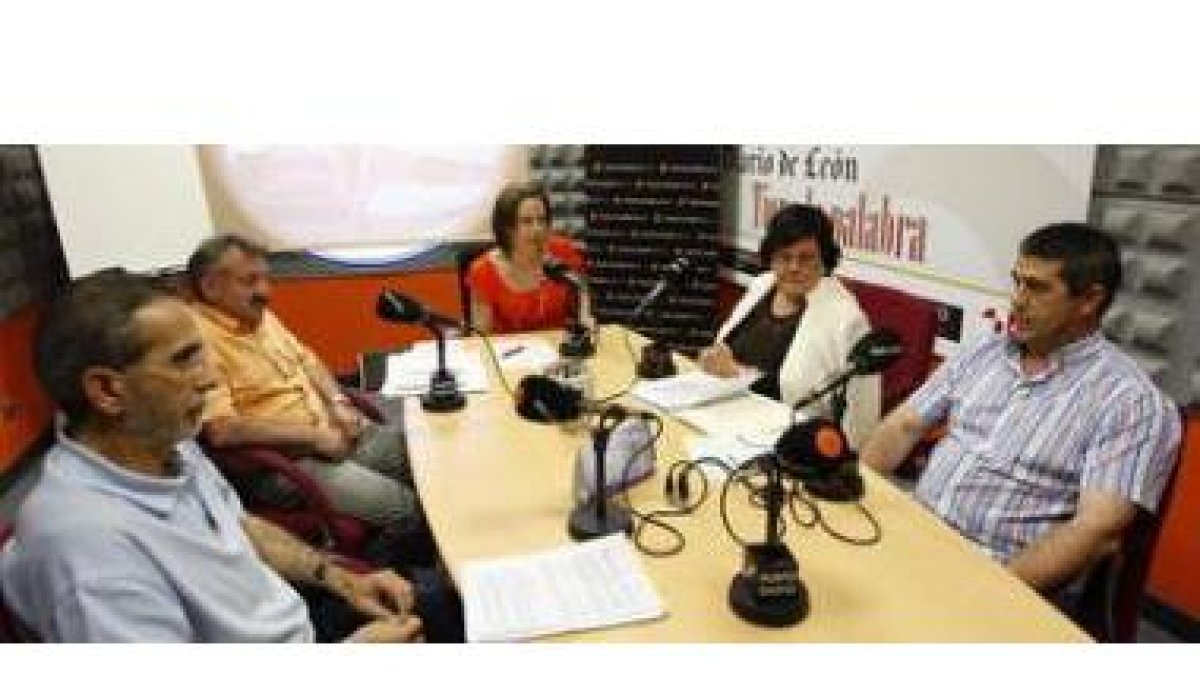 José María San Martín, Jesús López Iglesias, la moderadora Nuria González, Mercedes Rodríguez y Jesú