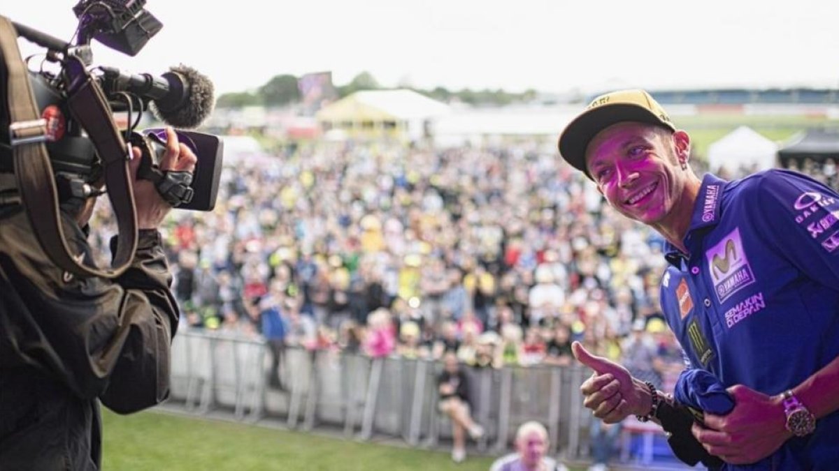 Valentino Rossi bromea con un cámara de TV en la subasta, en beneficio de la ONG de los pilotos, organizada en Silverstone, el pasado jueves