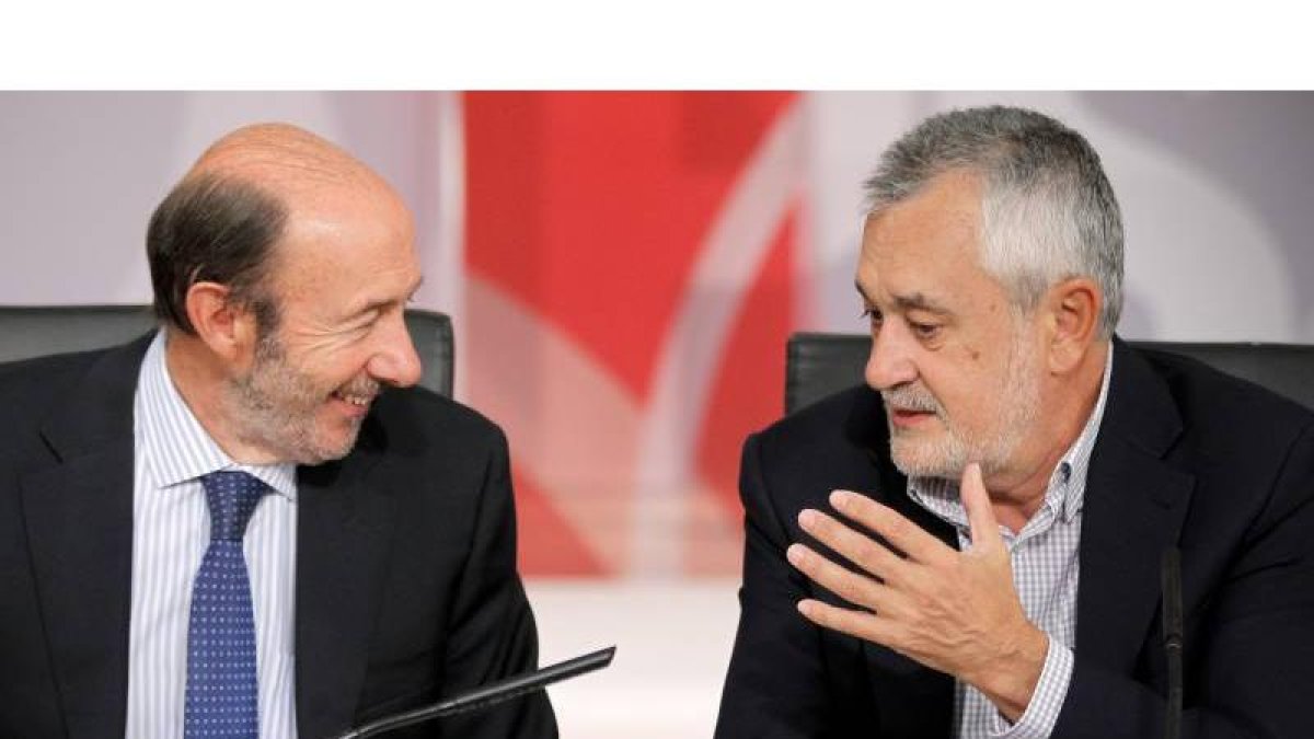 Alfredo Pérez Rubalcaba, secretario general del PSOE, junto a José Antonio Griñán durante una reunión de la ejecutiva del partido.