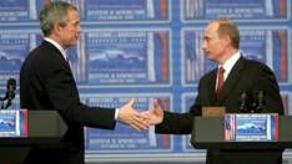 Bush y Putin se estrechan la mano tras la conferencia de prensa en Bratislava