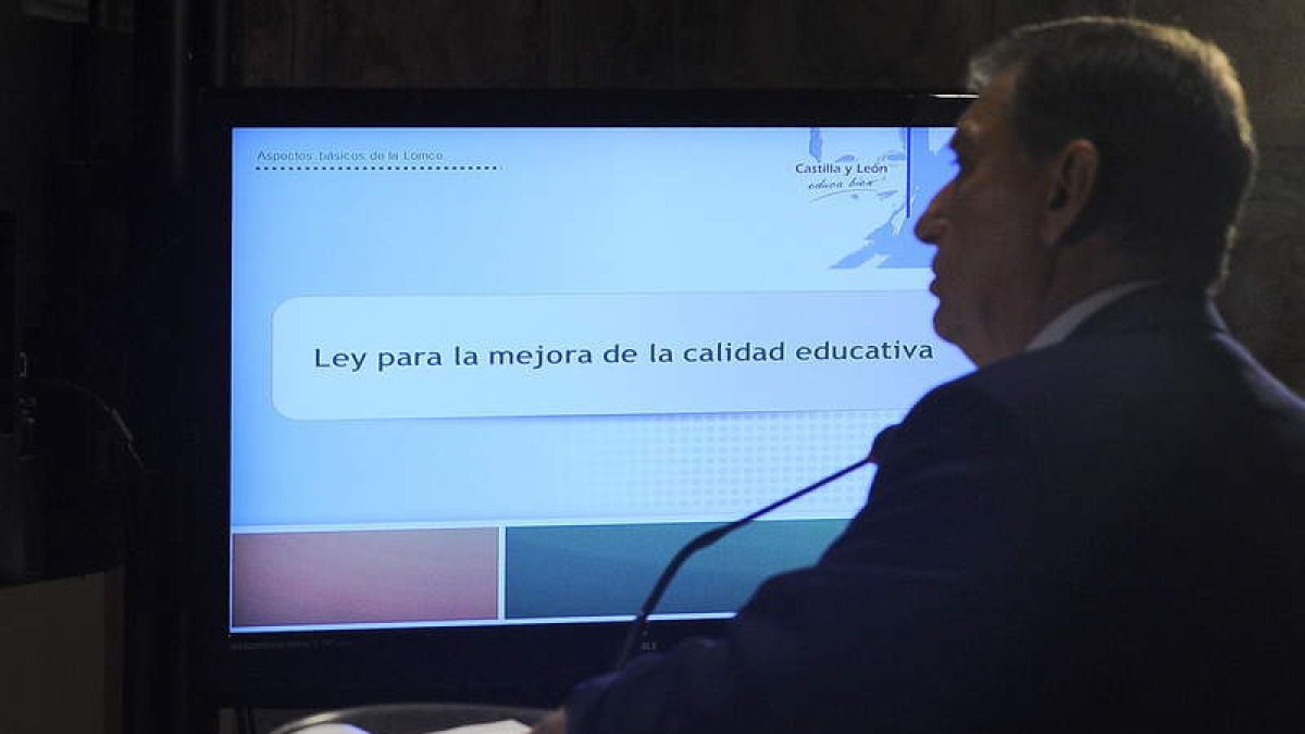 El consejero, ayer, durante la presentación de la Ley.