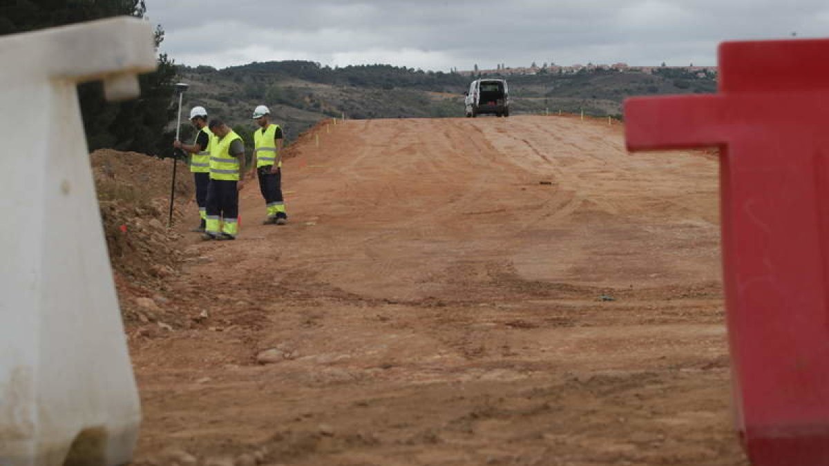 Obras para construir el primer paso elevado que salvará la vía del AVE en la León-La Robla, a la altura de Lorenzana. RAMIRO