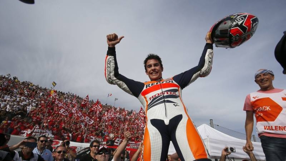 Márquez celebra su triunfo en el Campeonato Mundial de Moto GP.