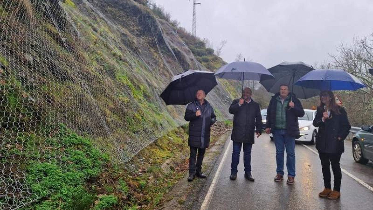 Álvarez Courel y Aller, con autoridades locales en una de las carreteras en obras. DL