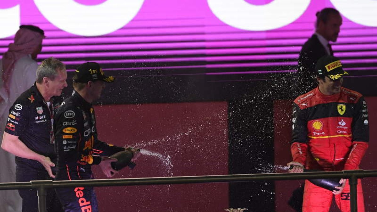 Verstappen y Carlos Sainz celebran su primer y tercer puesto en el GP de Arabia Saudí. STR