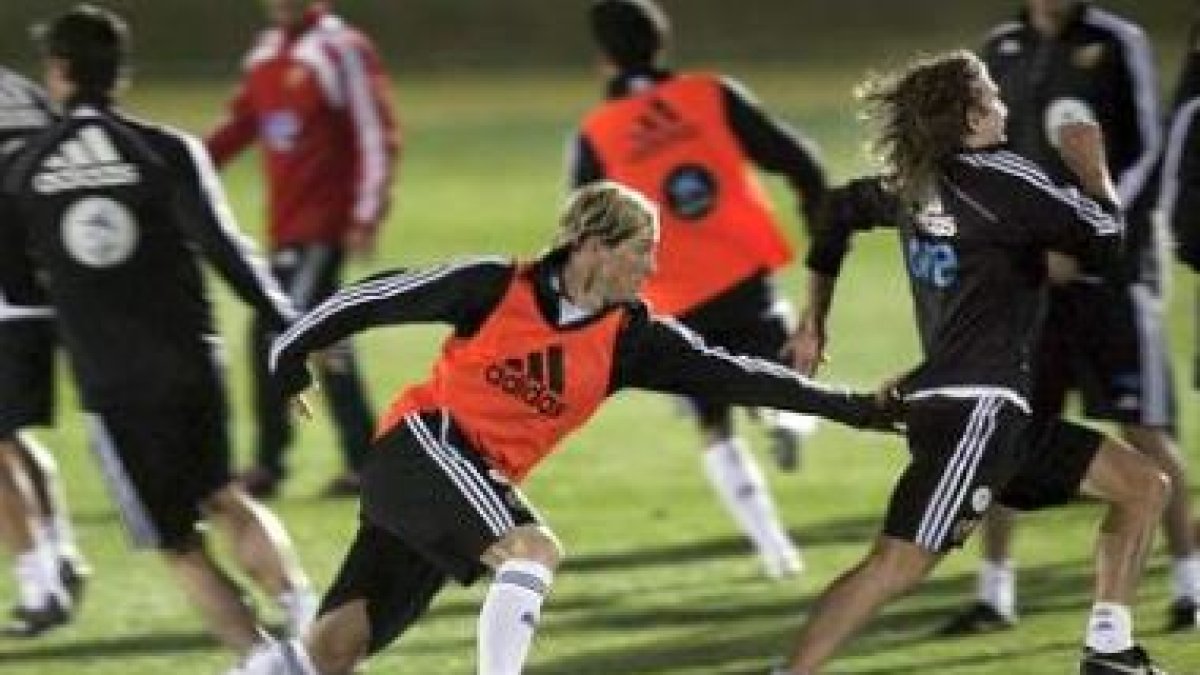 Fernando Torres y Carles Puyol ayer, durante el entrenamiento en Bloemfontein.