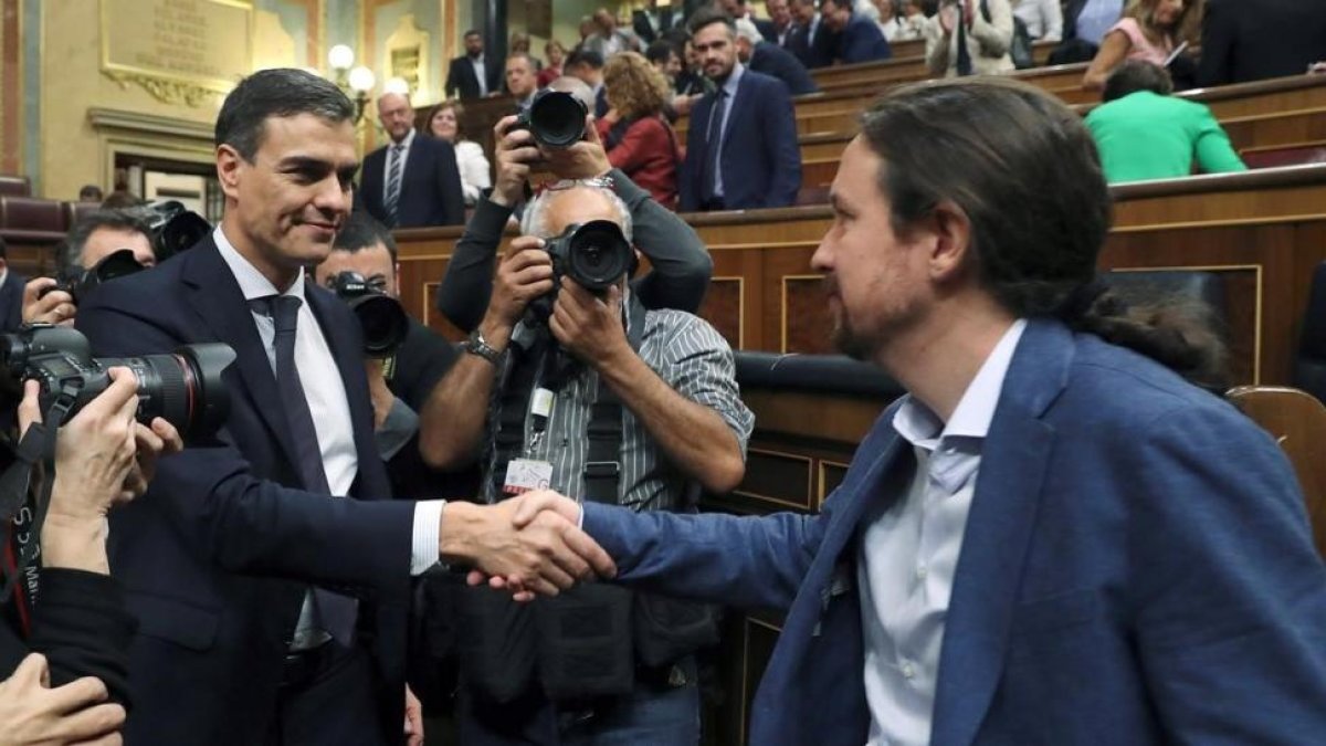 Pedro Sánchez saluda a Pablo Iglesias en el hemiciclo del Congreso tras el debate de la moción de censura.