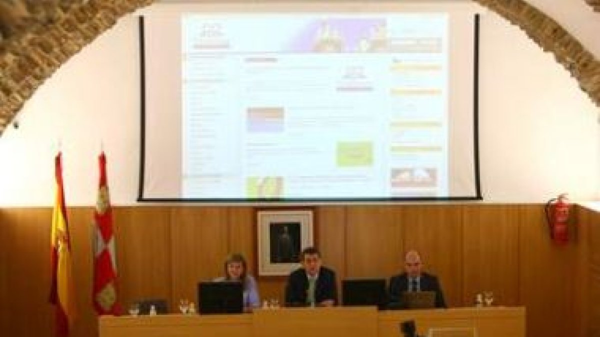 El alcalde, Carlos López Riesco, presentó la nueva web en el Museo de la Radio junto a la edil Teres