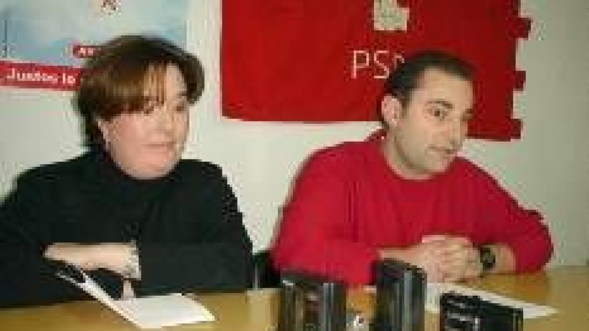 Ana Durán, alcaldesa de Villablino, junto a Constantino Marcos, secretario comarcal del PSOE