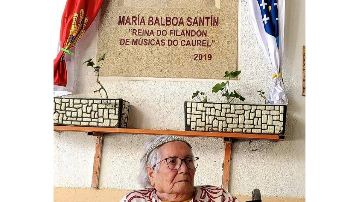 María Balboa Santín, bajo la placa que le dedicaron. DL