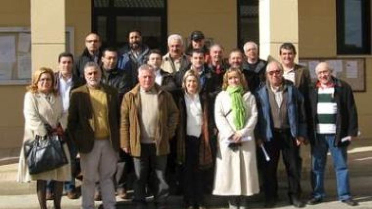 Ibán García y los representantes municipales del PSOE en una foto de familia.