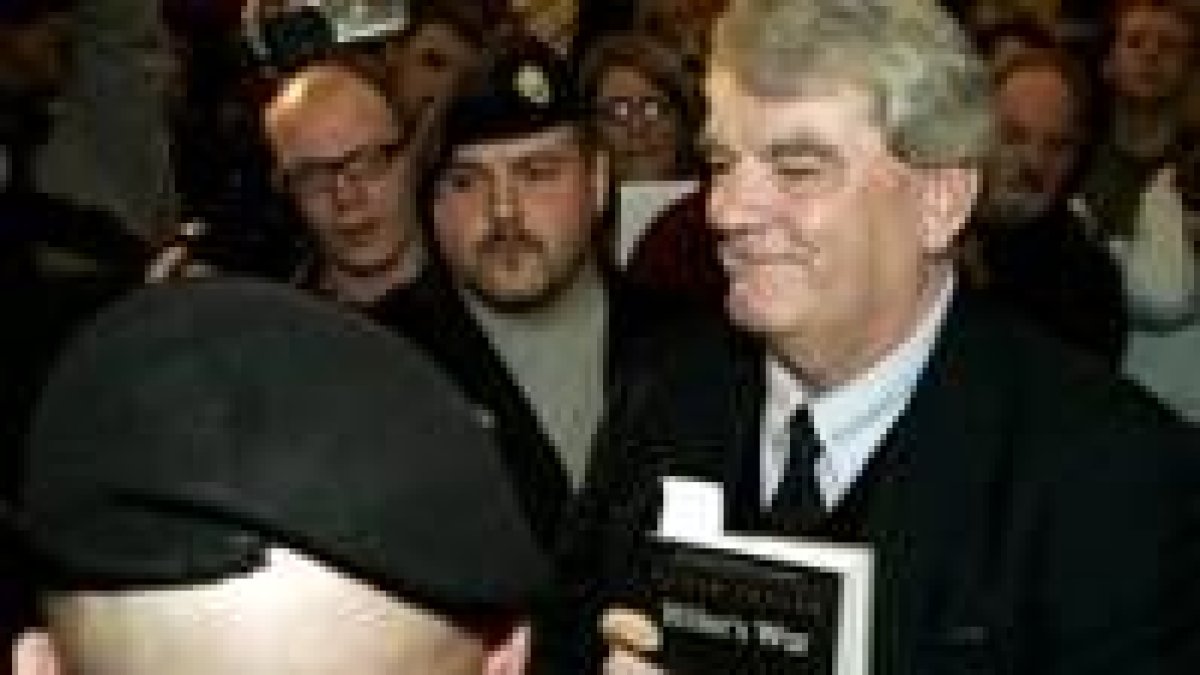 David Irving sale del juicio con uno de sus polémicos libros en la mano