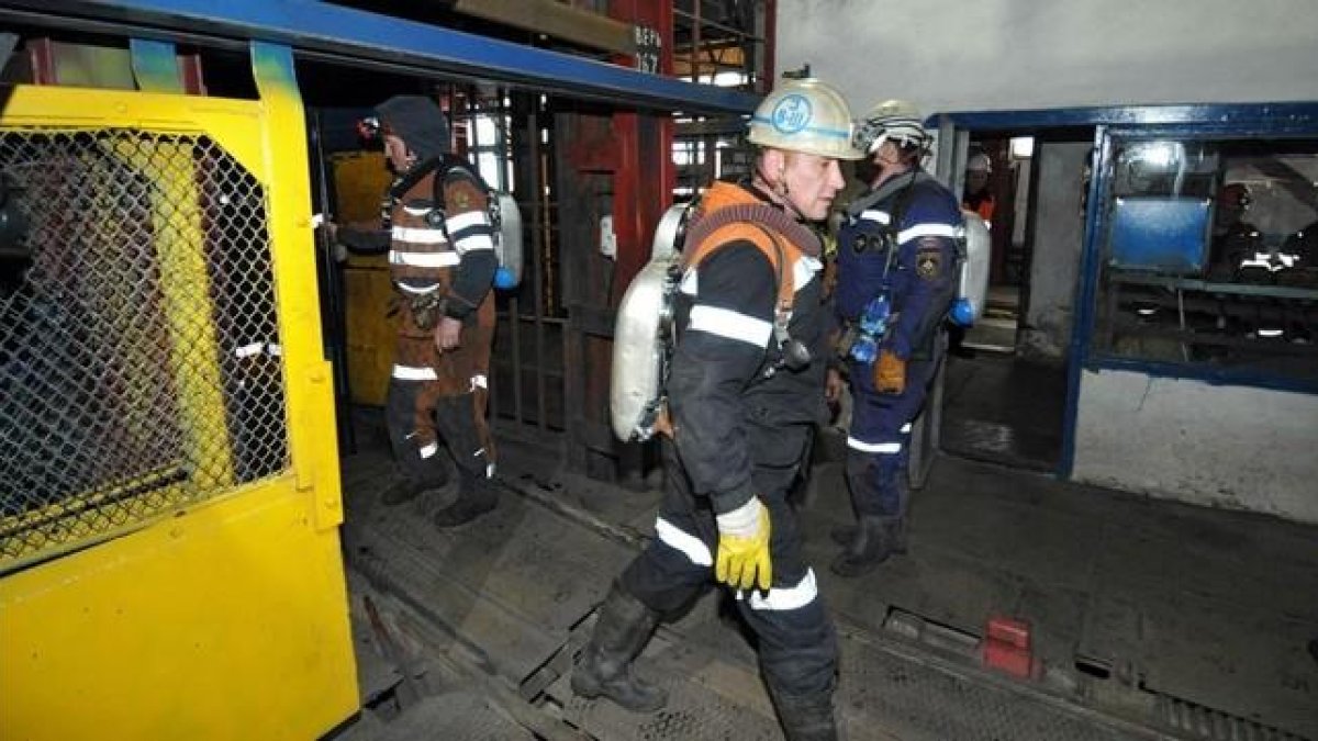 EFE  Miembros de los servicios de rescate en la mina de carbó Severnaya.