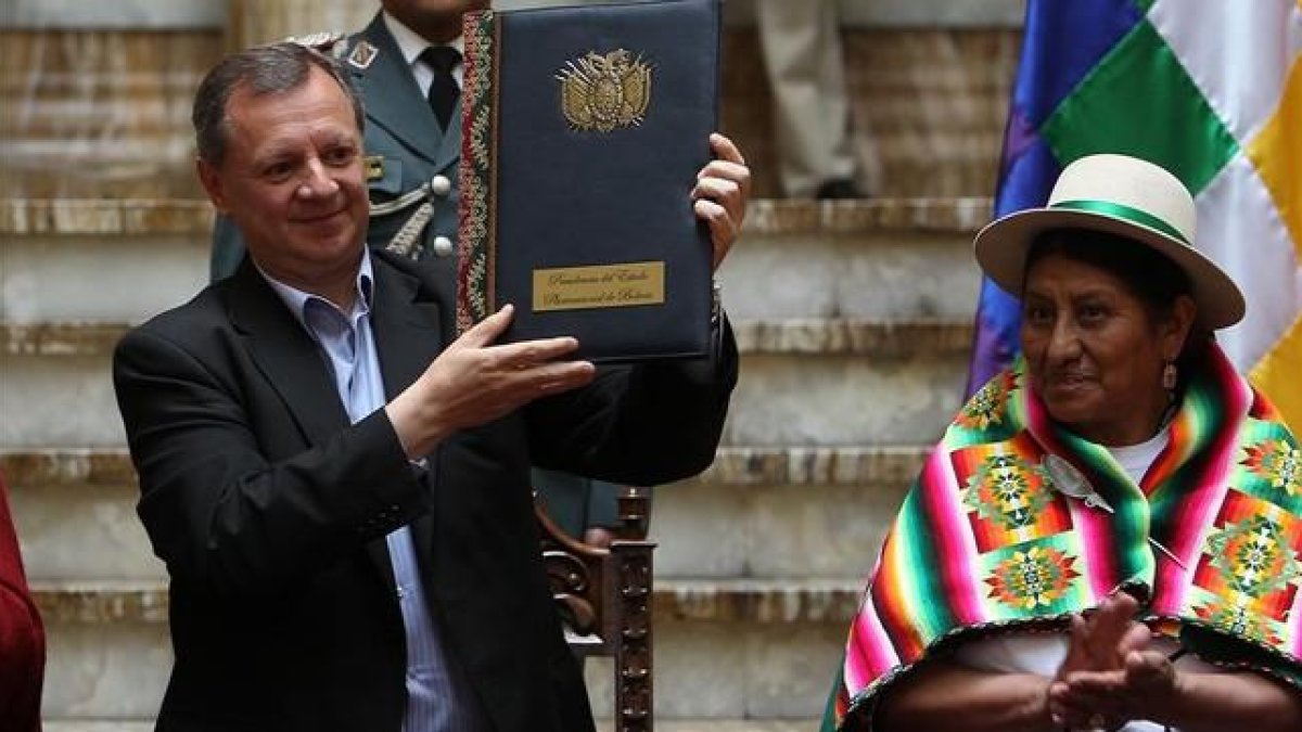 El presidente interino del Legislativo boliviano muestra un documento de ley que permitiría la reelección de Evo Morales tras la celebración de un referéndum.