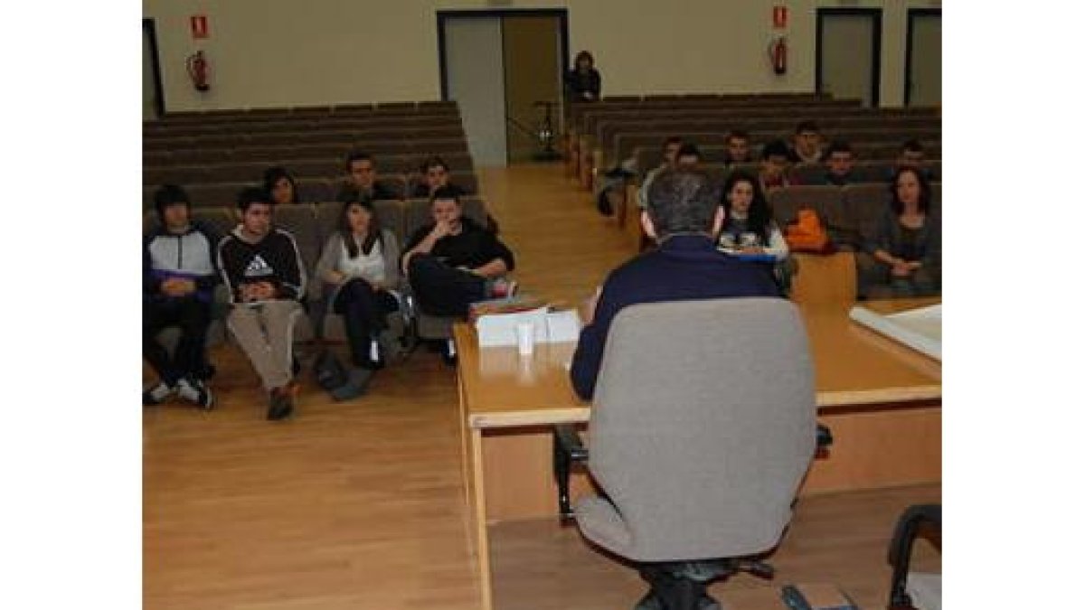 Alumnos de Geografía durante la clase en el salón de Plenos.