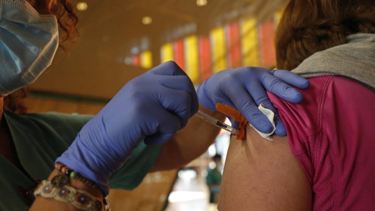 Una mujer es vacunada contra la Covid-19 en el Palacio de Exposiciones. DL | F. Otero Perandones.