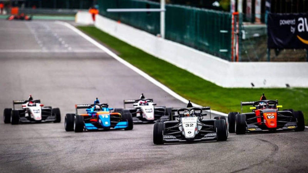 David Vidales (32), en un momento de la carrera en el circuito de Spa-Francorchamps. JD MOTORSPORT