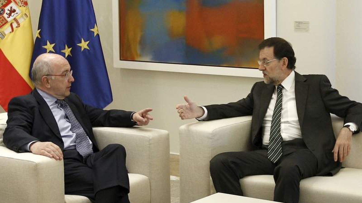 El vicepresidente de la Comisión Europea, Almunia, en la reunión de ayer con Rajoy.