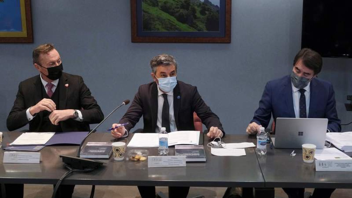 Guillermo Blanco, Alejandro Calvo y Juan Carlos Suárez-Quiñónes, ayer, en Oviedo. PACO PAREDES / EFE