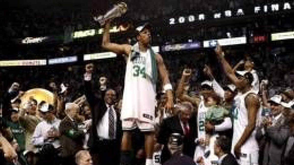 Pierce celebra el título y el trofeo de Jugador Más Valioso de la final